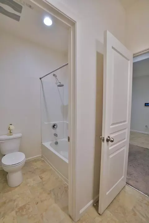 Bath - 559 Ivory St, Lemoore, CA 93245 photo 2 of 9