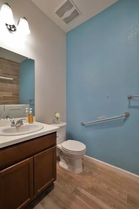 Bath - 559 Ivory St, Lemoore, CA 93245 photo 4 of 9