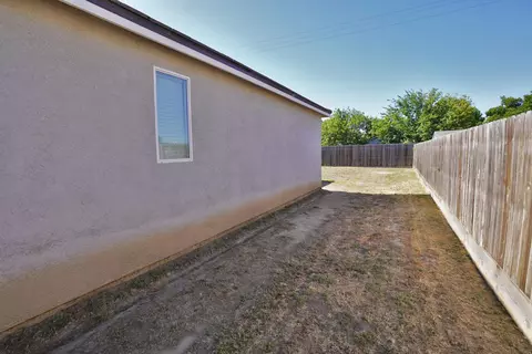 Exterior - 559 Ivory St, Lemoore, CA 93245 photo 14 of 15
