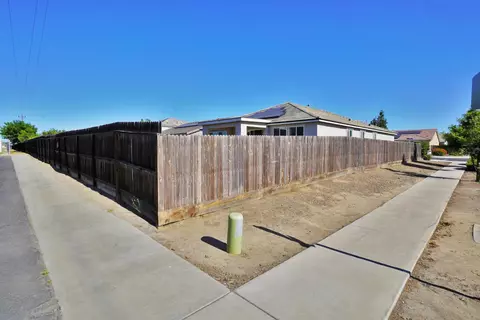 Exterior - 559 Ivory St, Lemoore, CA 93245 photo 4 of 15