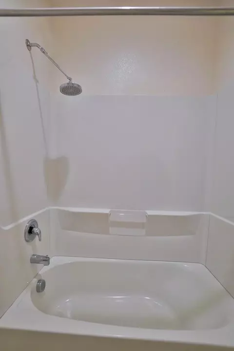 Bath - 559 Ivory St, Lemoore, CA 93245 photo 3 of 9
