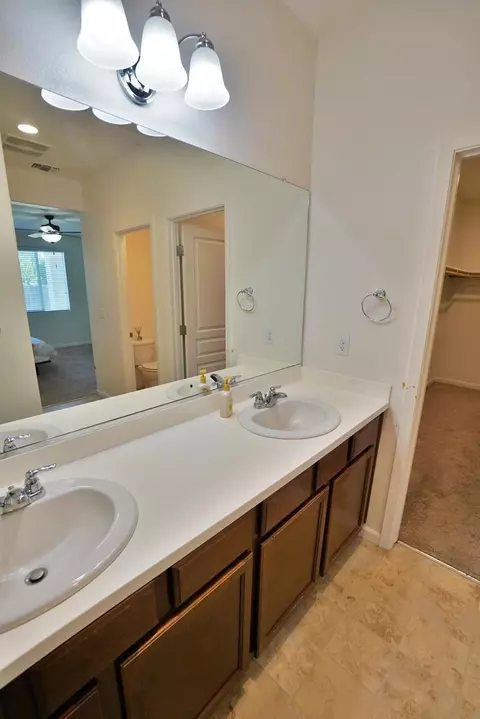 Bath - 559 Ivory St, Lemoore, CA 93245 photo 9 of 9