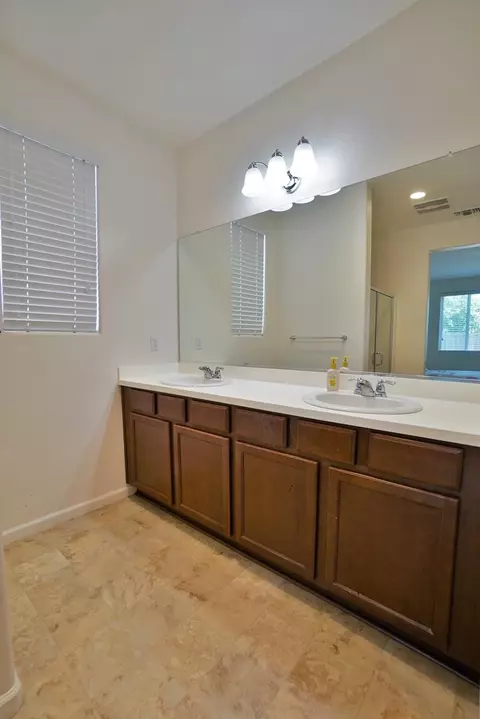 Bath - 559 Ivory St, Lemoore, CA 93245 photo 6 of 9