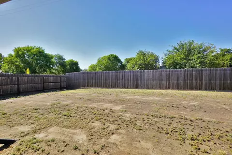 Exterior - 559 Ivory St, Lemoore, CA 93245 photo 8 of 15