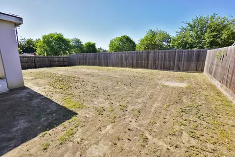 Exterior - 559 Ivory St, Lemoore, CA 93245 photo 12 of 15