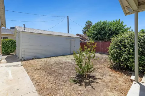 Exterior - 246 E Valley St, Coalinga, CA 93210 photo 9 of 11