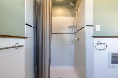 Bath - 246 E Valley St, Coalinga, CA 93210 photo 2 of 2