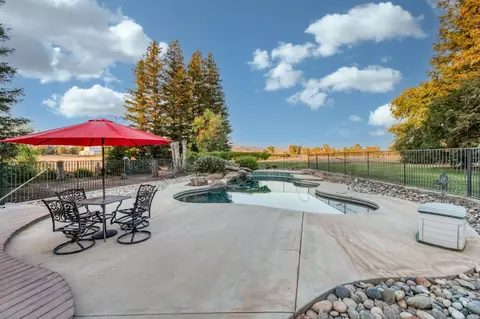 Exterior - 8584 N Madsen Ave, Clovis, CA 93619 photo 6 of 34