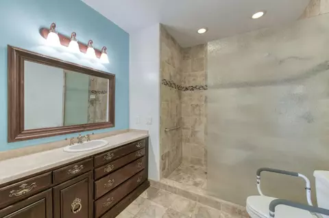 Bath - 8584 N Madsen Ave, Clovis, CA 93619 photo 5 of 5
