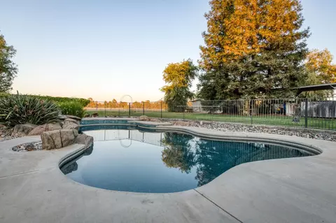 Exterior - 8584 N Madsen Ave, Clovis, CA 93619 photo 16 of 34