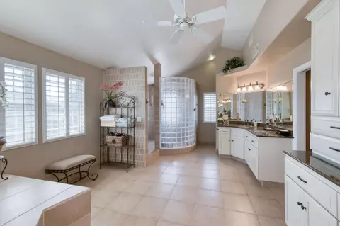 Bath - 8584 N Madsen Ave, Clovis, CA 93619 photo 3 of 5