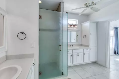 Bath - 8584 N Madsen Ave, Clovis, CA 93619 photo 4 of 5