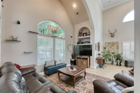 Living - 8584 N Madsen Ave, Clovis, CA 93619 photo 2 of 3