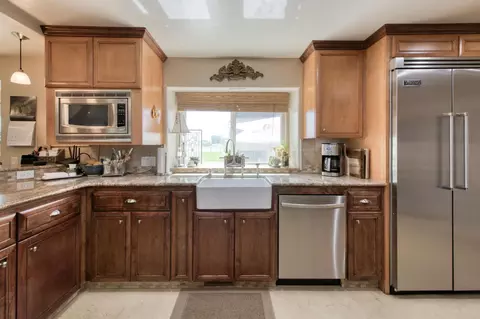 Kitchen - 8584 N Madsen Ave, Clovis, CA 93619 photo 4 of 7