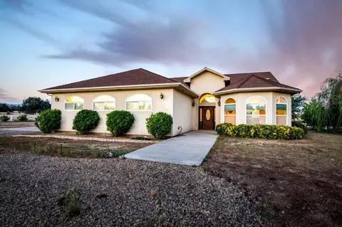 Exterior - 8584 N Madsen Ave, Clovis, CA 93619 photo 4 of 34