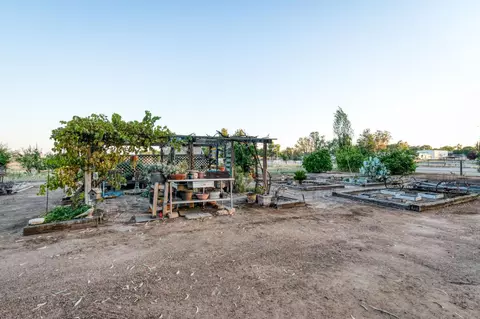 Exterior - 8584 N Madsen Ave, Clovis, CA 93619 photo 19 of 34