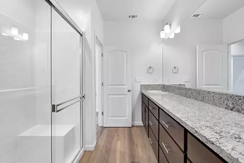 Bath - 770 S Argyle Ave, Fowler, CA 93625 photo 1 of 4