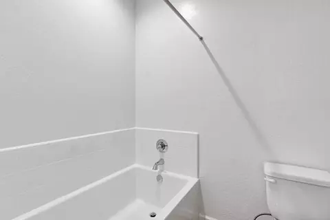 Bath - 770 S Argyle Ave, Fowler, CA 93625 photo 2 of 4