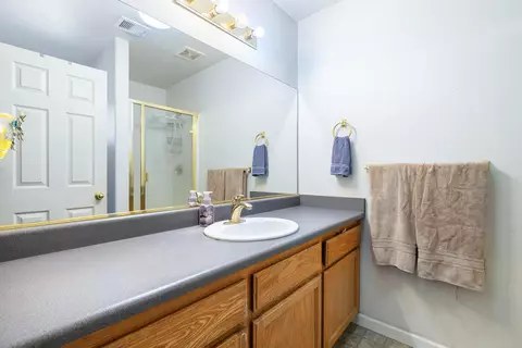 Bath - 1567 Lacreta Ave, Madera, CA 93638 photo 2 of 3