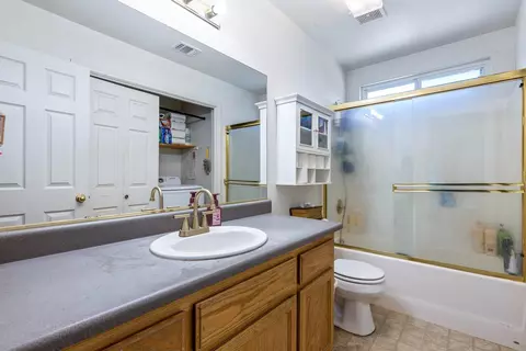 Bath - 1567 Lacreta Ave, Madera, CA 93638 photo 1 of 3