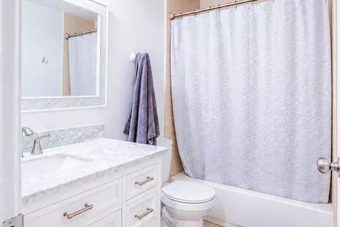 Bath - 35 Linda Ln, Lemoore, CA 93245 photo 2 of 2