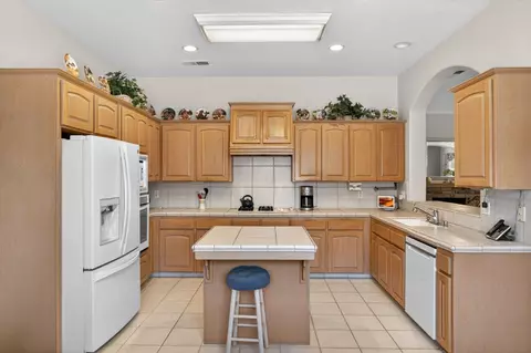 Kitchen - 2330 Deauville Cir, Clovis, CA 93619 photo 3 of 4