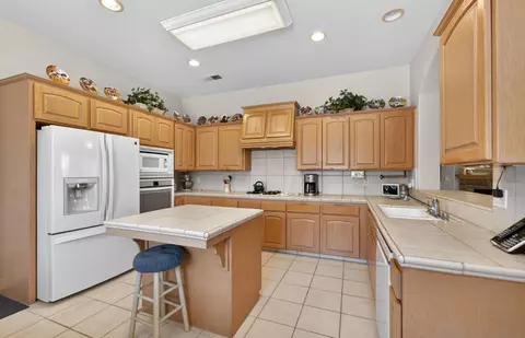 Kitchen - 2330 Deauville Cir, Clovis, CA 93619 photo 2 of 4