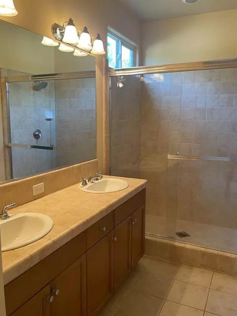 Bath - 3724 Heritage Ln, Clovis, CA 93619 photo 3 of 4