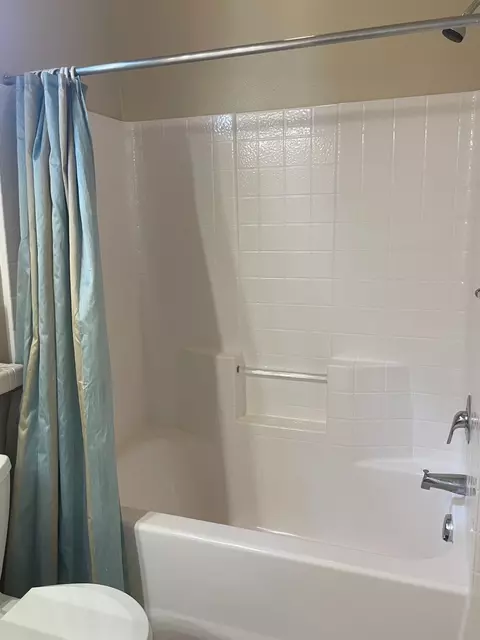 Bath - 3724 Heritage Ln, Clovis, CA 93619 photo 2 of 4
