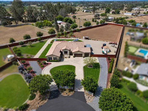 3741 N Mountain Hawk Ct, Sanger, CA 93657