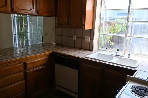Kitchen - 1545 Mayflower Way, Clovis, CA 93612 photo 2 of 2