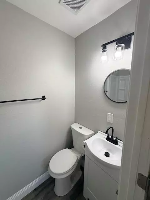 Bath - 2203 Dennis Dr, Selma, CA 93662 photo 1 of 2