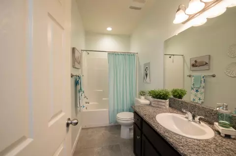 Bath - 3456 Descanso Ave, Clovis, CA 93619 photo 1 of 4
