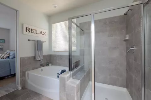 Bath - 3456 Descanso Ave, Clovis, CA 93619 photo 4 of 4