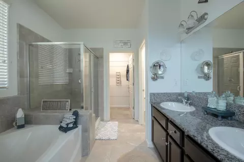 Bath - 3456 Descanso Ave, Clovis, CA 93619 photo 2 of 4