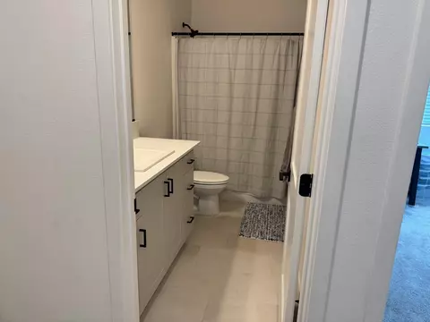 Bath - 4035 Braden, Madera, CA 93636 photo 2 of 2
