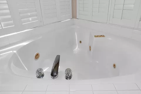 Bath - 7090 Emerald St, Chowchilla, CA 93610 photo 3 of 5
