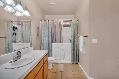 Bath - 7090 Emerald St, Chowchilla, CA 93610 photo 4 of 5