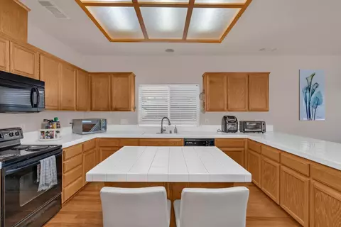 Kitchen - 7090 Emerald St, Chowchilla, CA 93610 photo 4 of 5