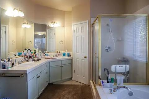 Bath - 1984 Rialto Ct, Clovis, CA 93611 photo 2 of 3