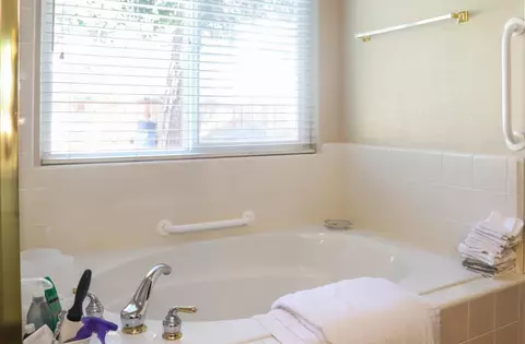 Bath - 1984 Rialto Ct, Clovis, CA 93611 photo 3 of 3