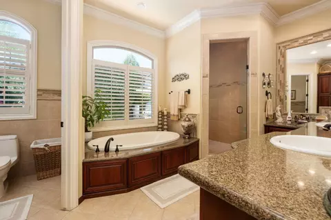 Bath - 1823 Decatur Ave, Clovis, CA 93611 photo 3 of 6