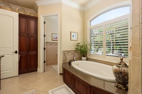 Bath - 1823 Decatur Ave, Clovis, CA 93611 photo 5 of 6