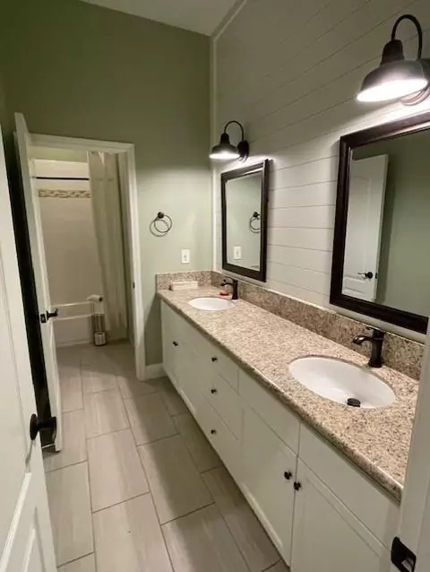Bath - 3320 Hanson Ave, Clovis, CA 93611 photo 1 of 4