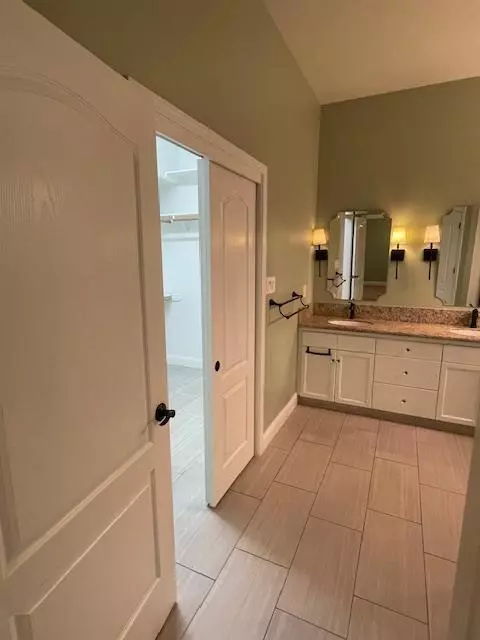 Bath - 3320 Hanson Ave, Clovis, CA 93611 photo 2 of 4