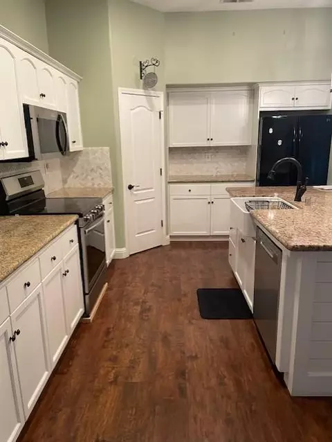 Kitchen - 3320 Hanson Ave, Clovis, CA 93611 photo 1 of 3