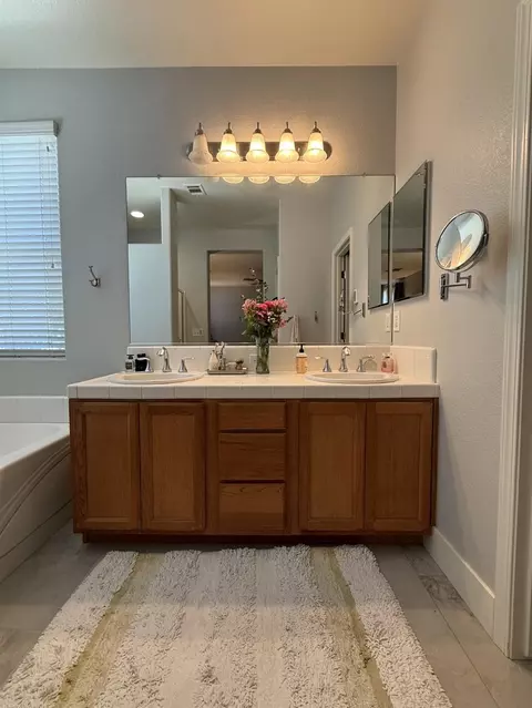 Bath - 602 E Abbott Ave, Reedley, CA 93654 photo 1 of 4