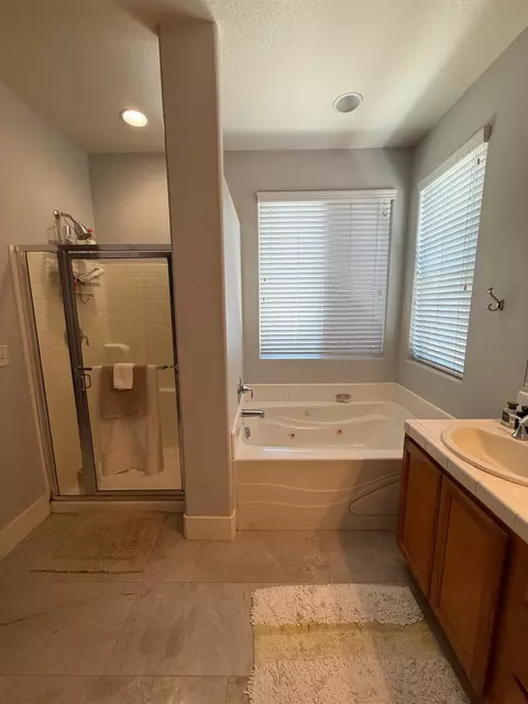 Bath - 602 E Abbott Ave, Reedley, CA 93654 photo 2 of 4