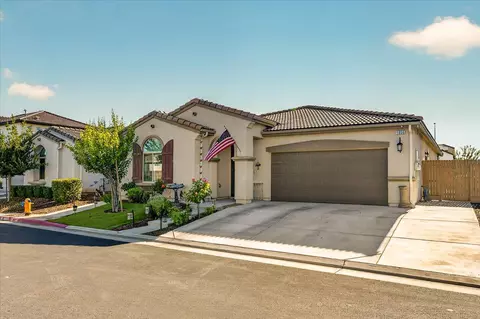 Exterior - 1056 Lindsay Ln, Clovis, CA 93619 photo 2 of 8