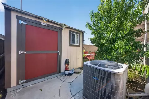 Exterior - 1056 Lindsay Ln, Clovis, CA 93619 photo 6 of 8